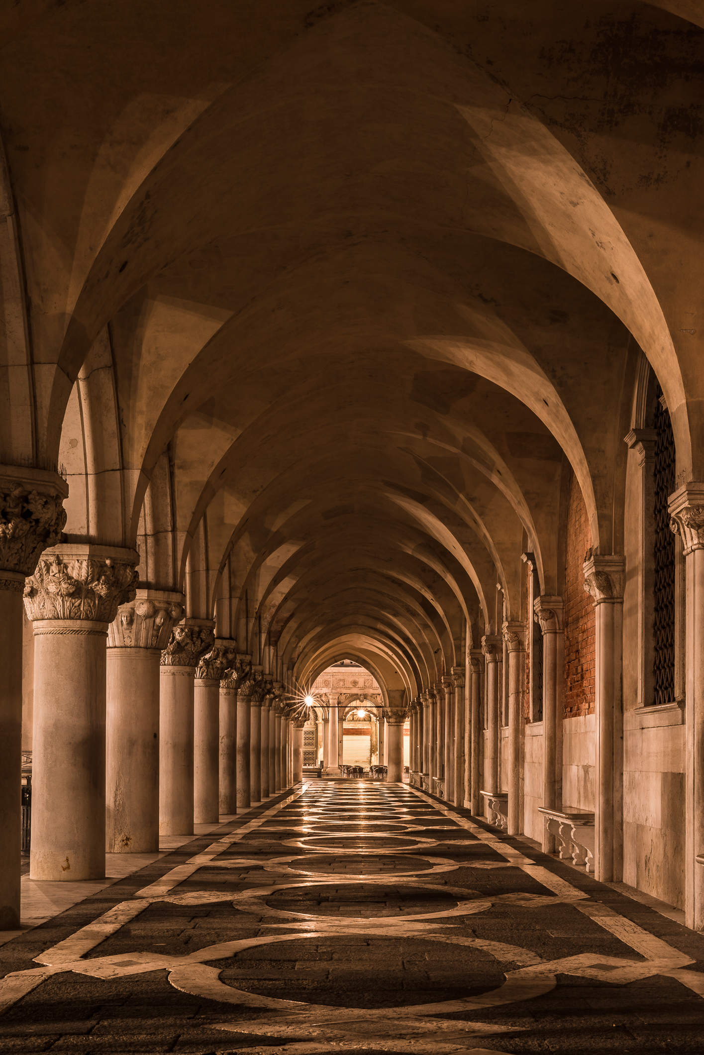Klassisch historischer Säulengang am Dogenpalast