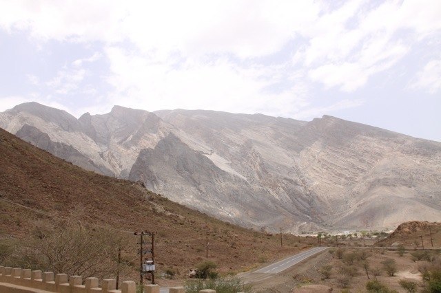 Spannende Bergformationen prägen das Bild um Nizwa