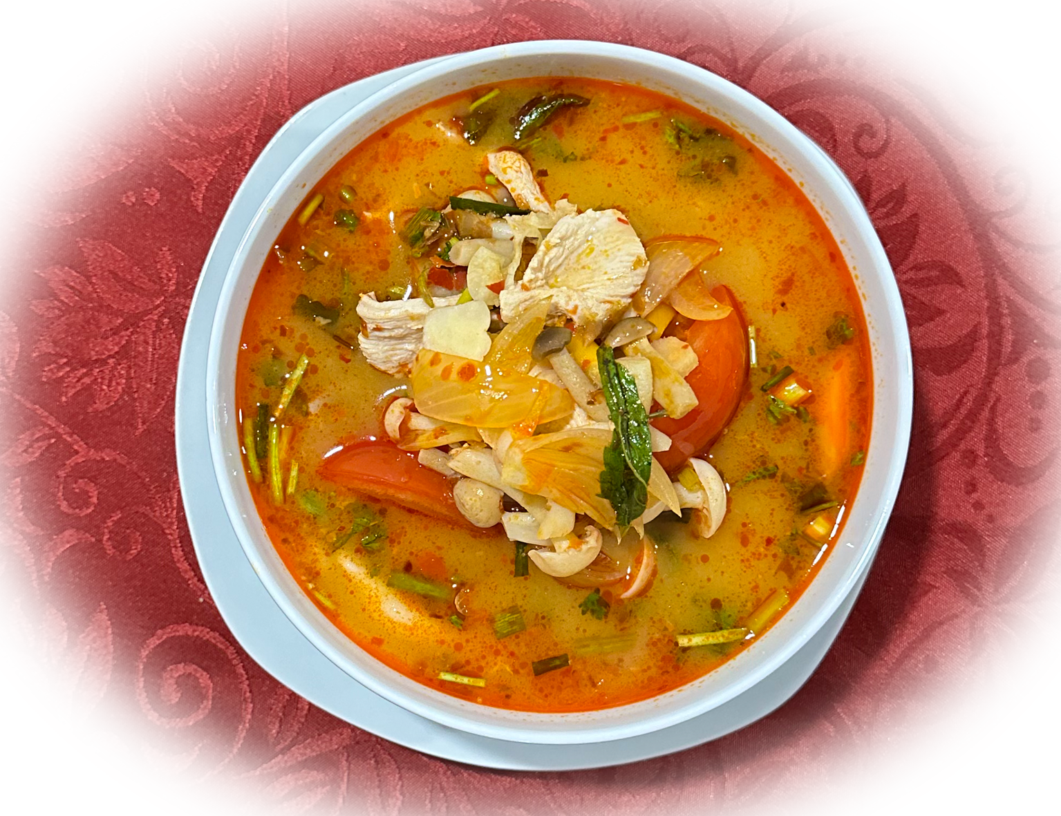 Tom Yum Suppe ist eine scharfe und saure thailändische Suppe, die oft als Vorspeise serviert wird. S