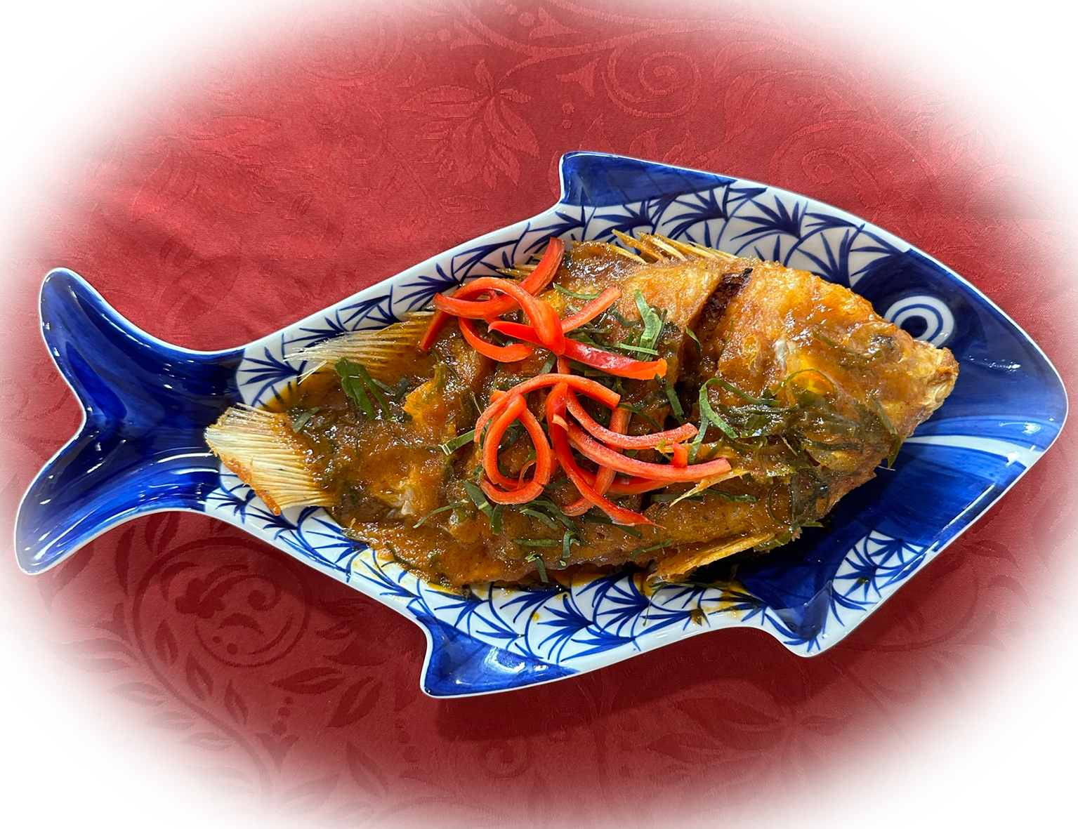Chu Chee Fish Curry ist ein thailändisches Fischgericht, bei dem der Fisch in einer reichhaltigen, c