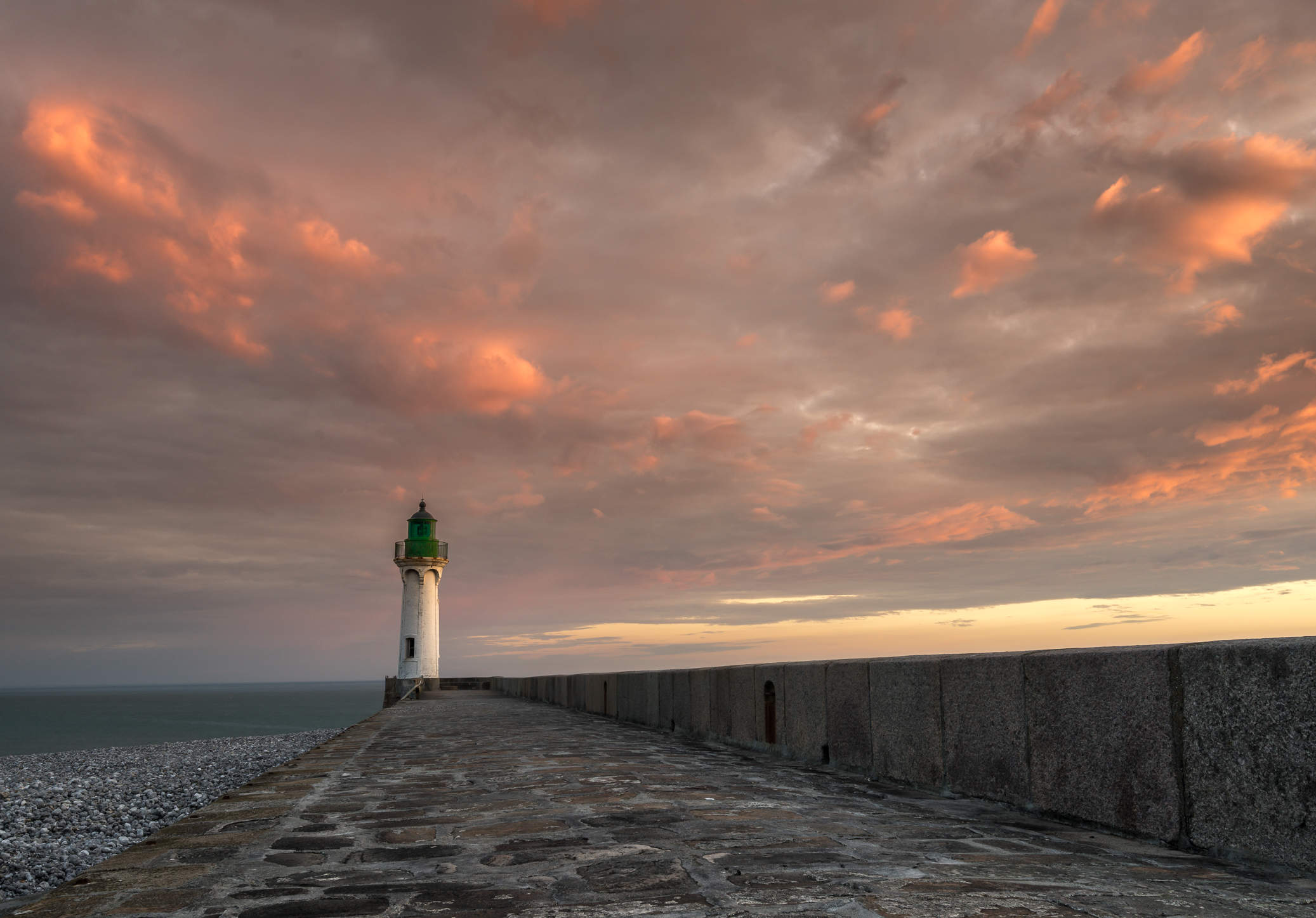 Typischer Leuchtturm an der Küste der Normandie, frühmorgens