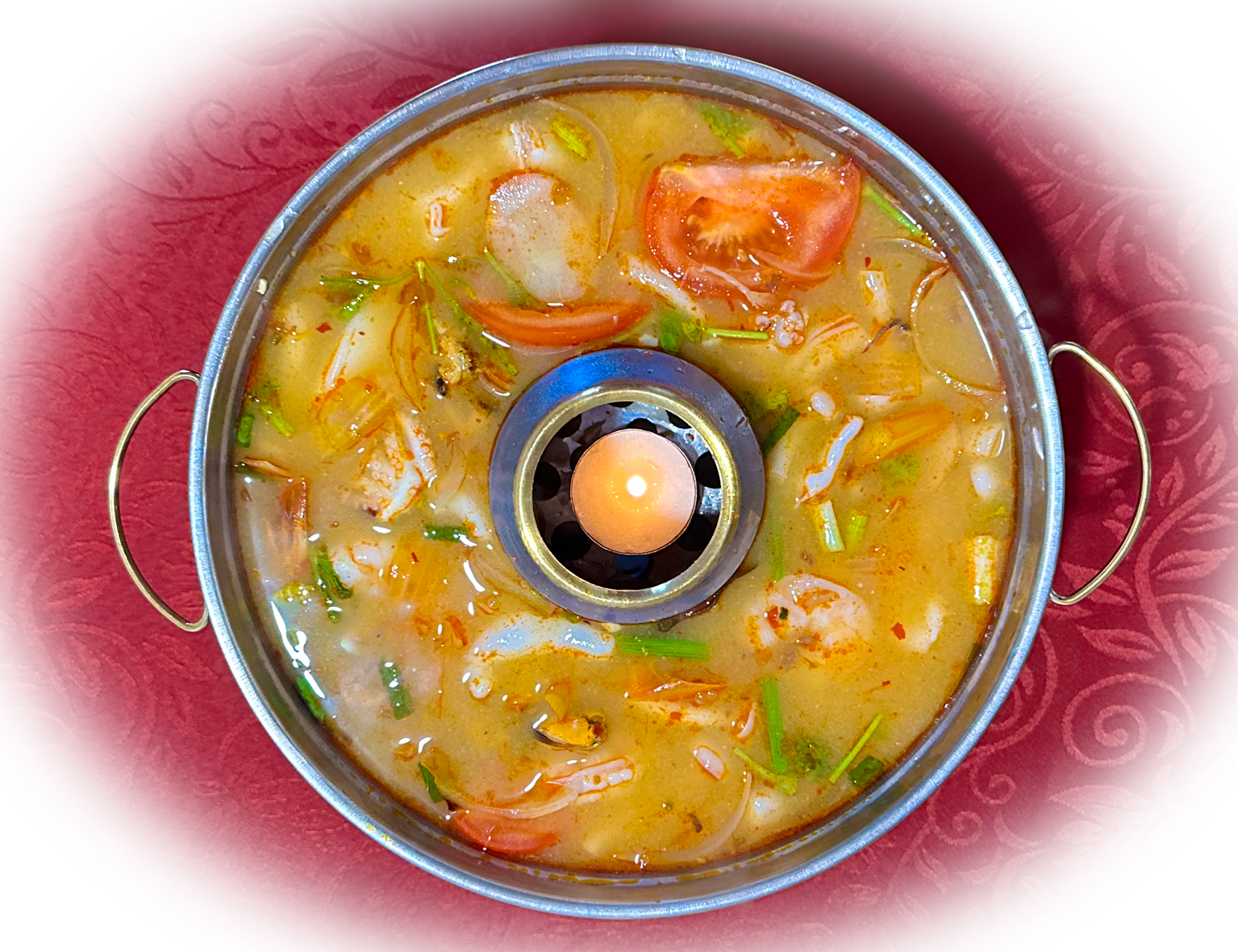 Die Tomyam-Suppe mit Meeresfrüchten ist eine würzige thailändische Delikatesse. Ihre orangefarbene B