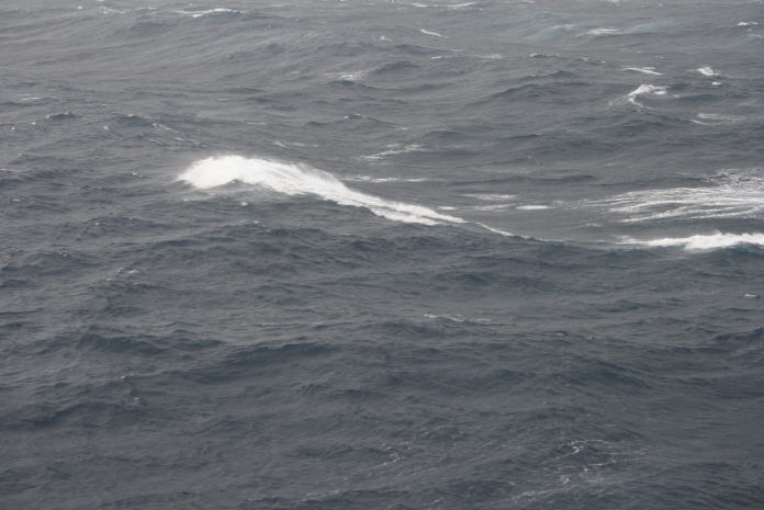 das Schiff schaukelt angenehm richtung Santorini