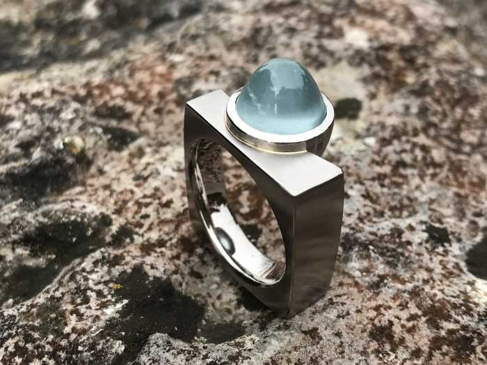 ring in weiss - & gelbgold mit 1 aquamarin cabochon