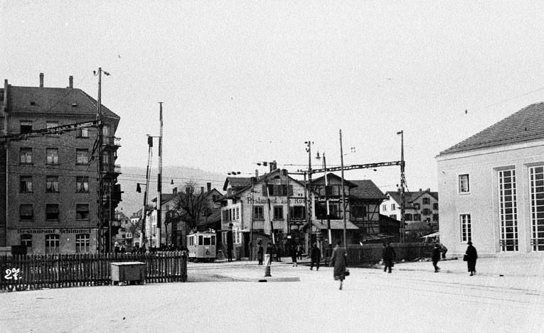 Bahnübergang Birmensdorferstrasse; Blick Richtung Schmiede um 1923/24. Die oberrirdische Seebahn ist