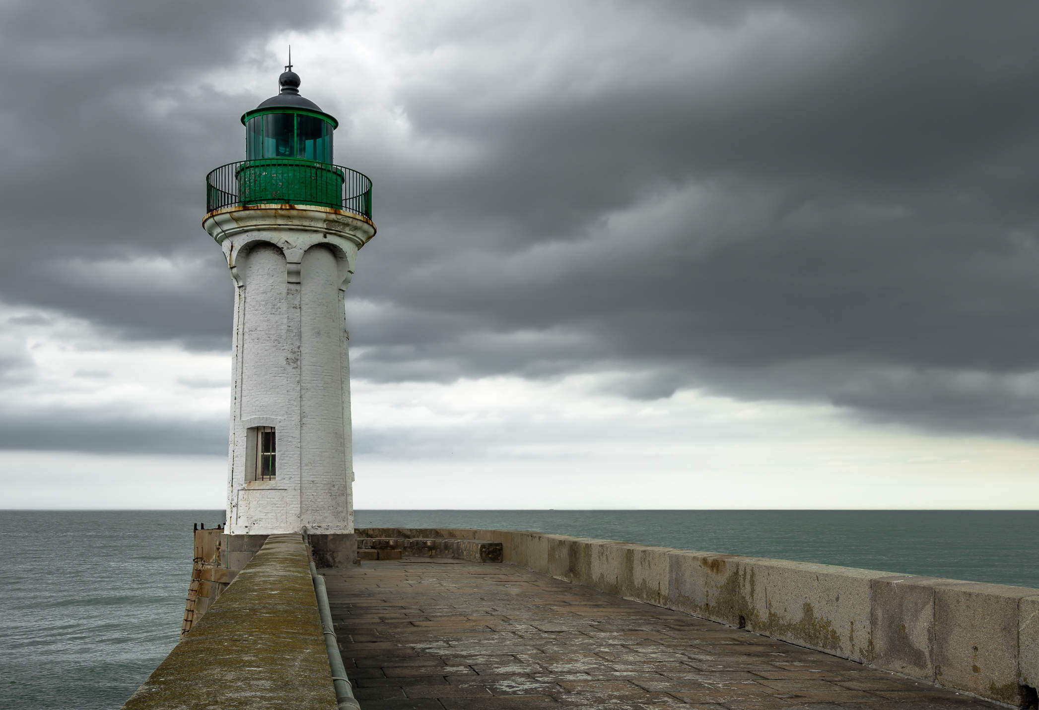 Typischer alter Leuchtturm in der Normandie