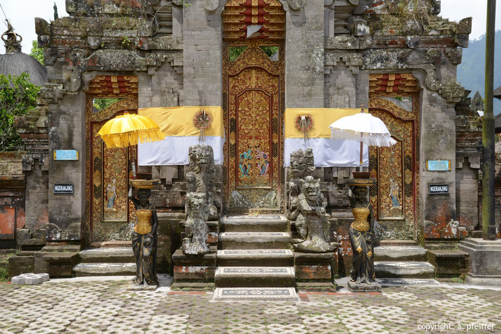 Eine der unzähligenTempelanlage Bali