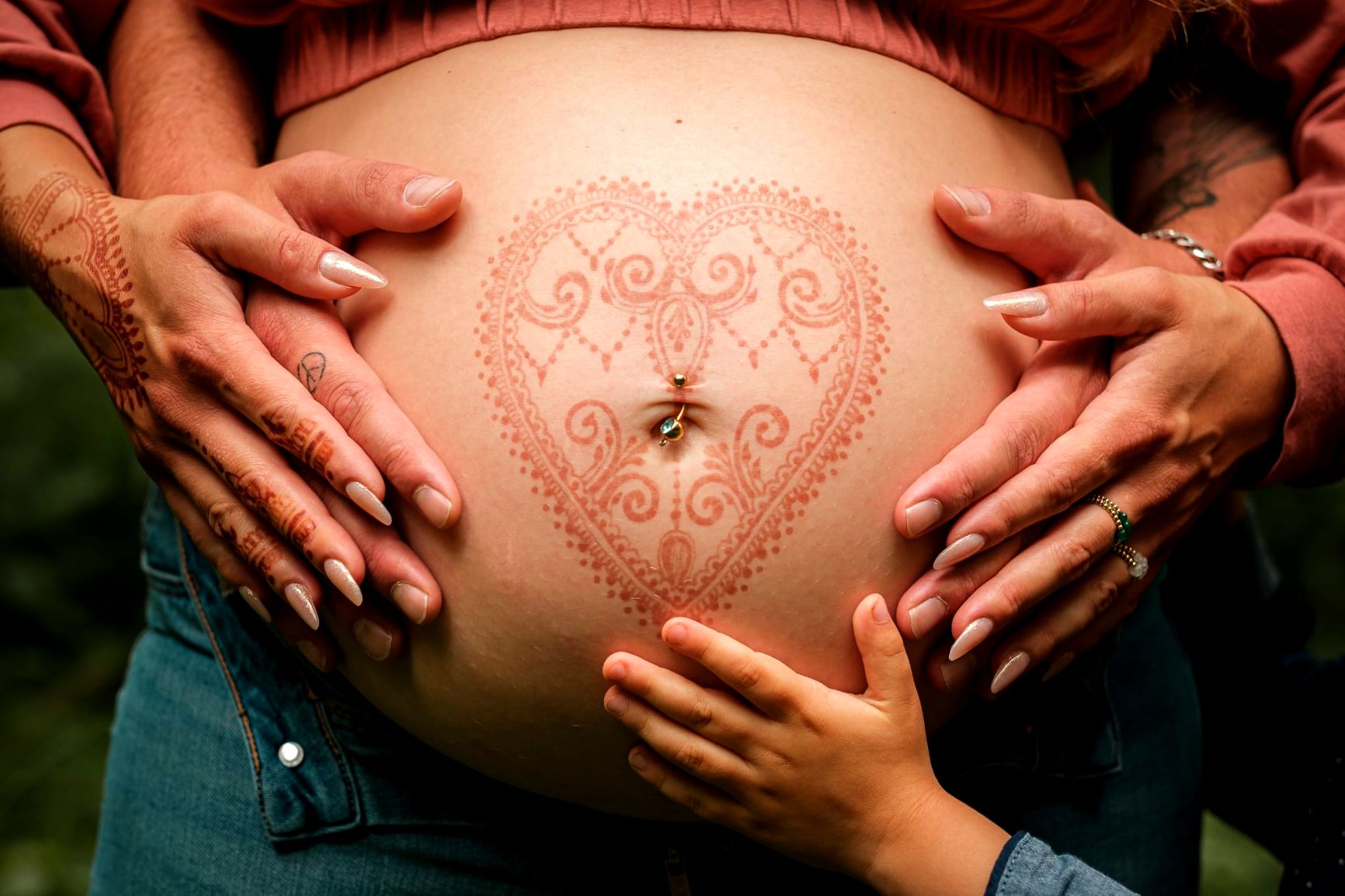 tolle Erinnerung mit einem Baby Bauch Henna Fotoshooting
