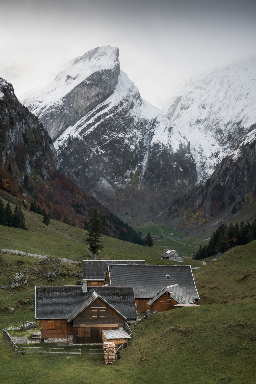 Grosshütten, eine Alp entlang des Weges zum Seealpsee, kurz vor dem Wintereinbruch