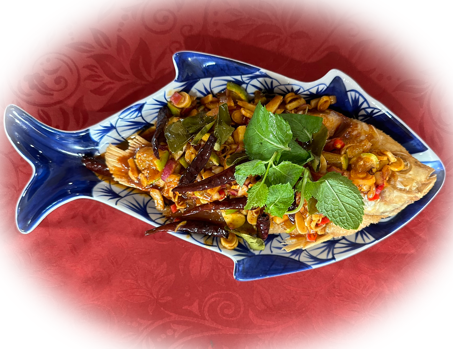 "Pla Lui Suan" ist ein thailändisches Gericht aus frischem Fisch, frischen Kräutern, Chilis, Sojasau