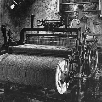 Der Harris Tweed wird zum Teil auf über 100-jährigen Hattersley-Webstühlen gewoben.
