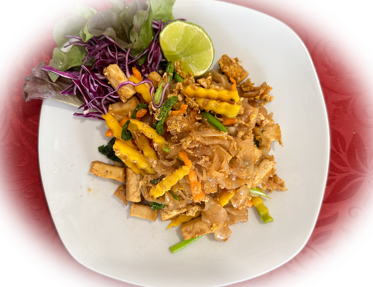 Pad Si Ew ist ein köstliches thailändisches Nudelgericht, das sich durch breite Reisnudeln auszeichn