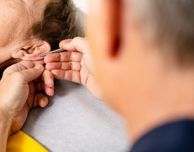 Befunderhebung und Kontrolle erfolgen über das Ohr, die Behandlung über den Körper.