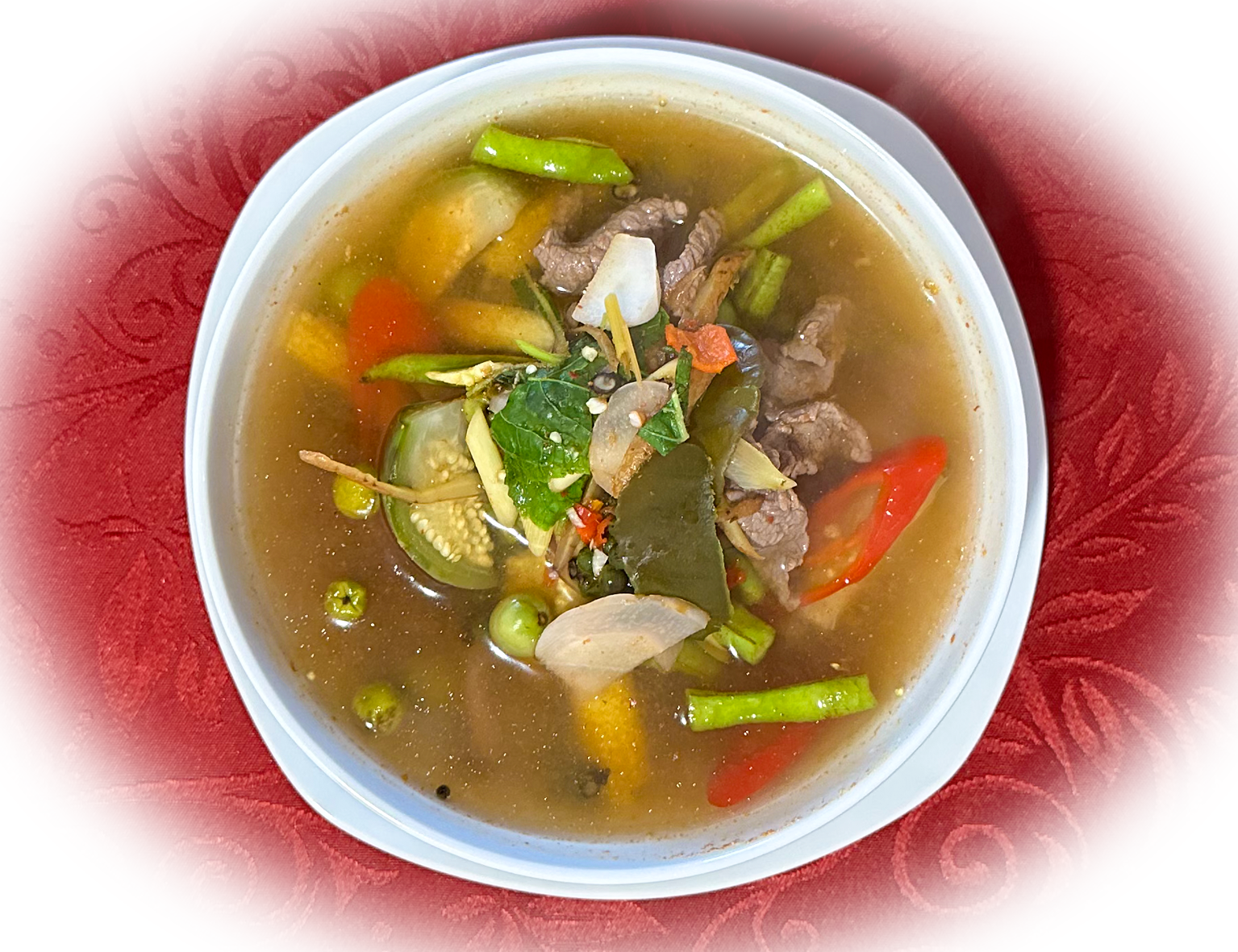 Kaeng Pha, auch bekannt als Thai Jungle Curry, ist ein aromatisches und würziges thailändisches Curr