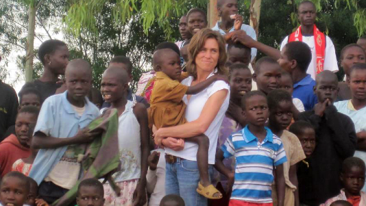 Michele Ostertag umringt von Kindern in Kenia