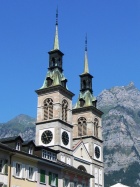 Katholisches und protestantisches Gotteshaus (*)