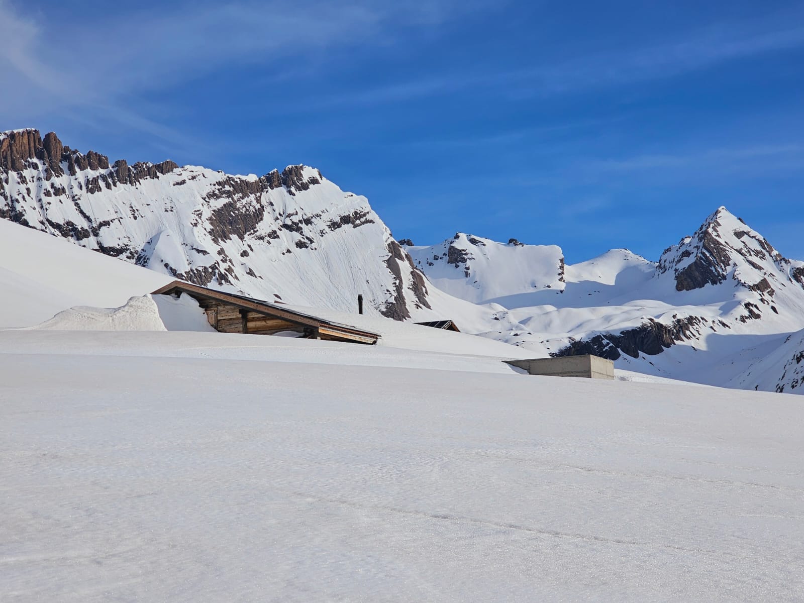 Alphütten unter Schneedecke
