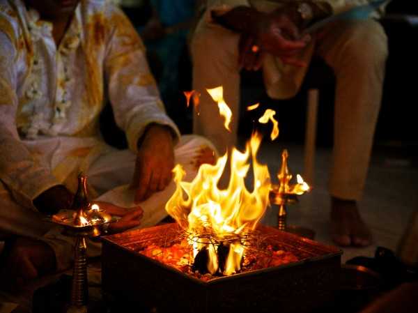 die indischen und tamilischen Hochzeiten sind jeweils besonders farbig und mit vielen Zeremonien