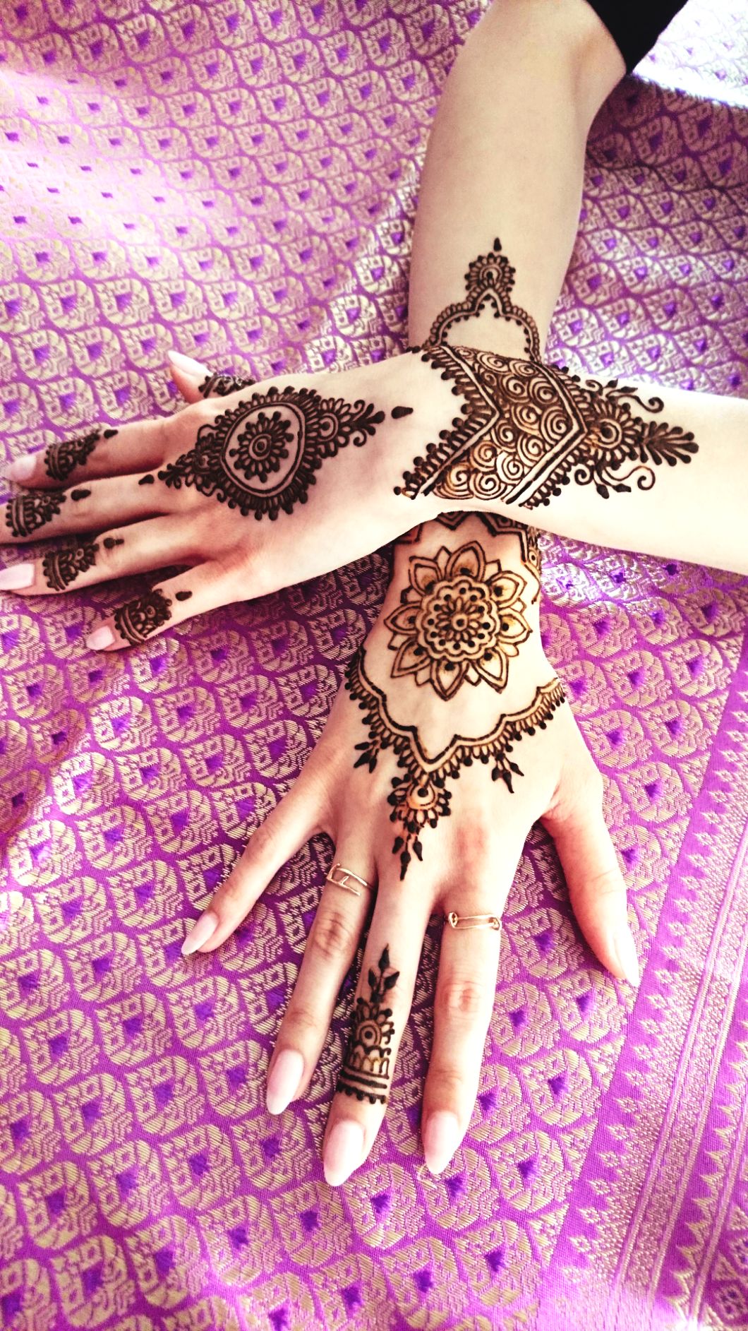 Henna Hand Design im Mandala Style