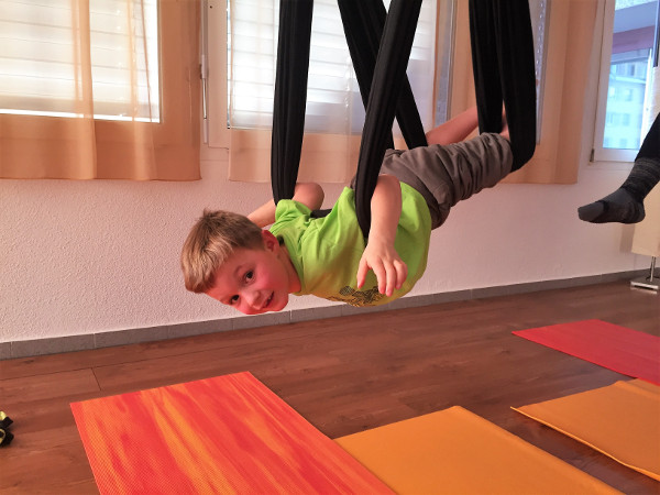 Ein Junge im Aerial Yoga Luzern.