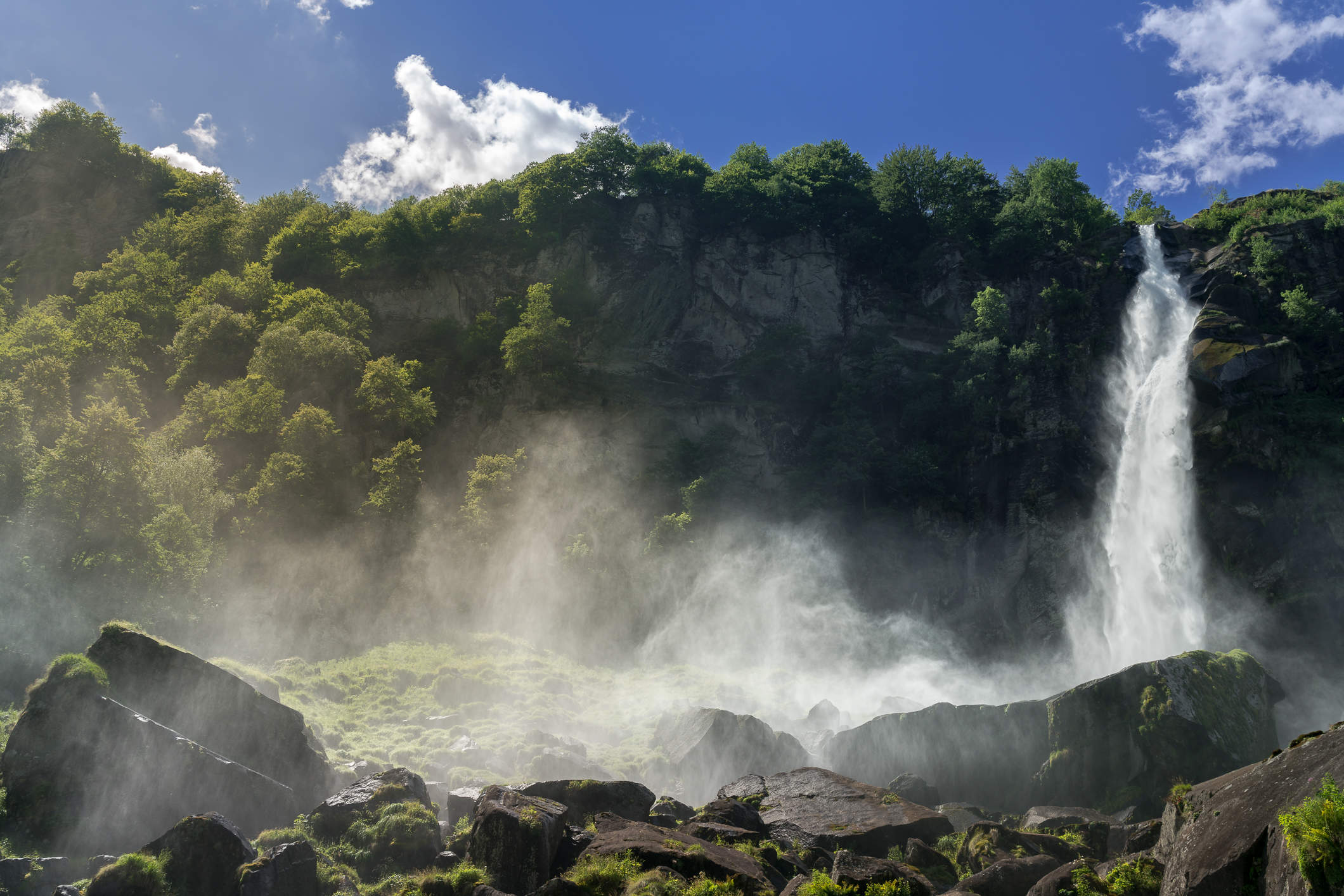 Typischer naturbelassener Wasserfall im Tessin