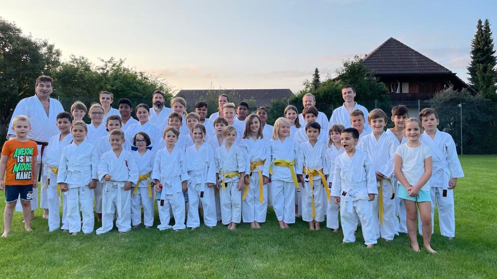 Karate-do Fraubrunnen Gruppenfoto Outdoor Training Kinder