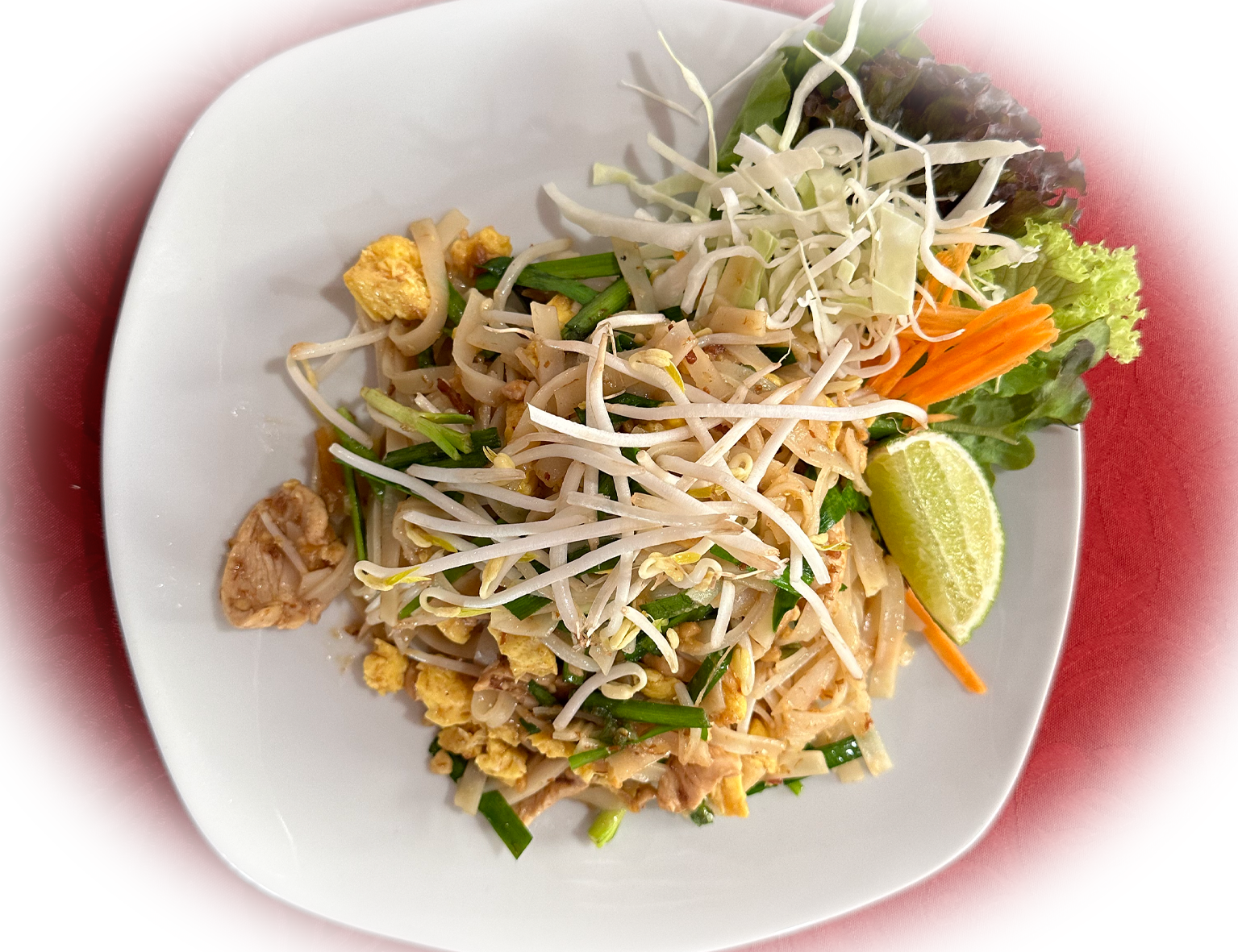 Köstliches Pad Thai, perfekt zubereitet mit einer reichhaltigen Mischung aus gebratenen Nudeln, fris