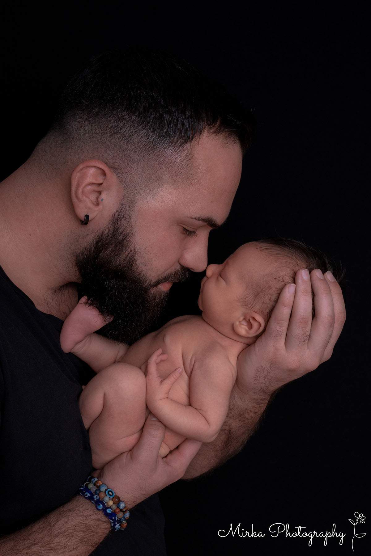 Baby schlafend auf der Hand vom Vater und von mirkaphotography fotografiert