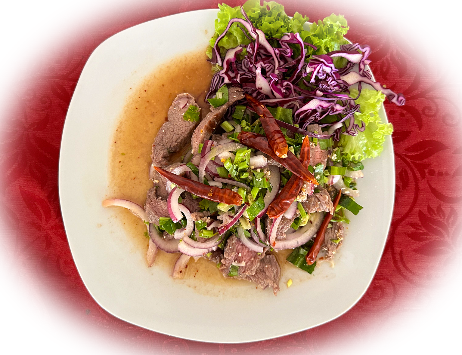 Nam Tok, auch bekannt als "Wasserfall-Salat", ist ein thailändisches Gericht, das ähnlich wie Laab z