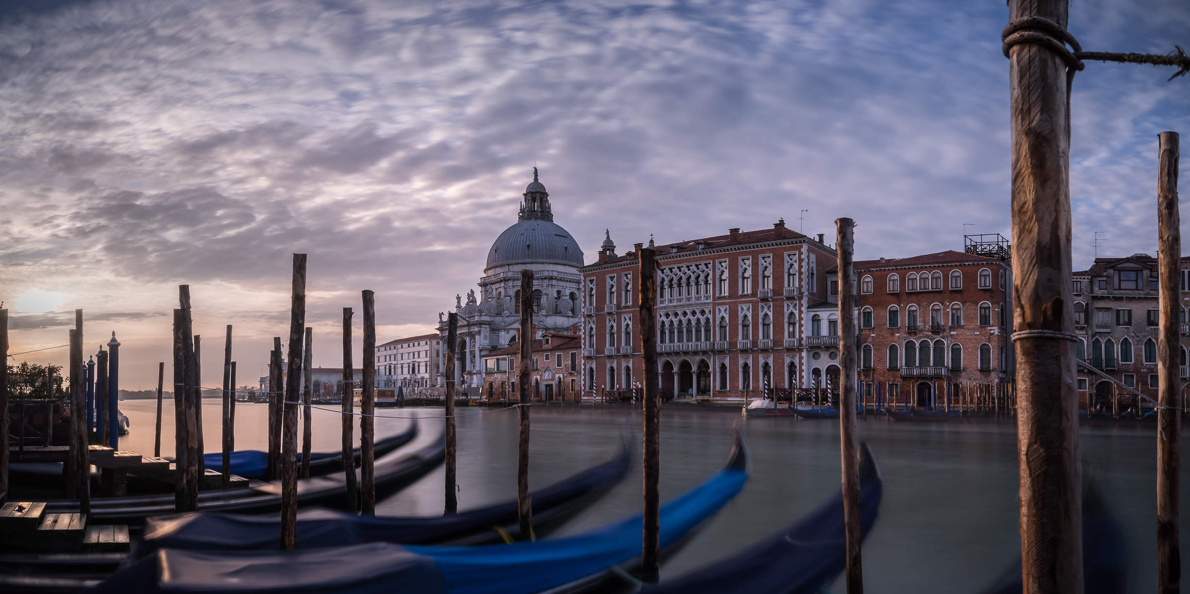 Canale Grande mit typischen venezianischen Gondeln, frühmorgens,
Pano 2:1
