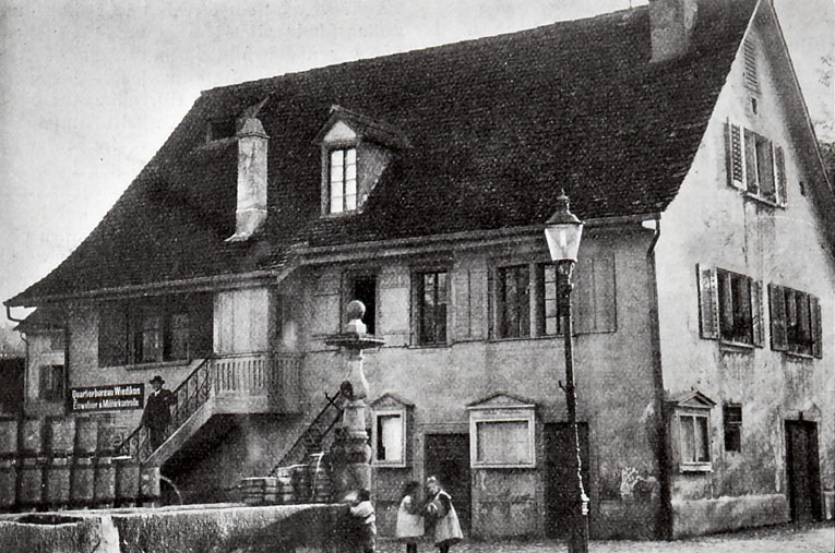 Das alte Gemeindehaus mit Schaukästen und Kandelaber