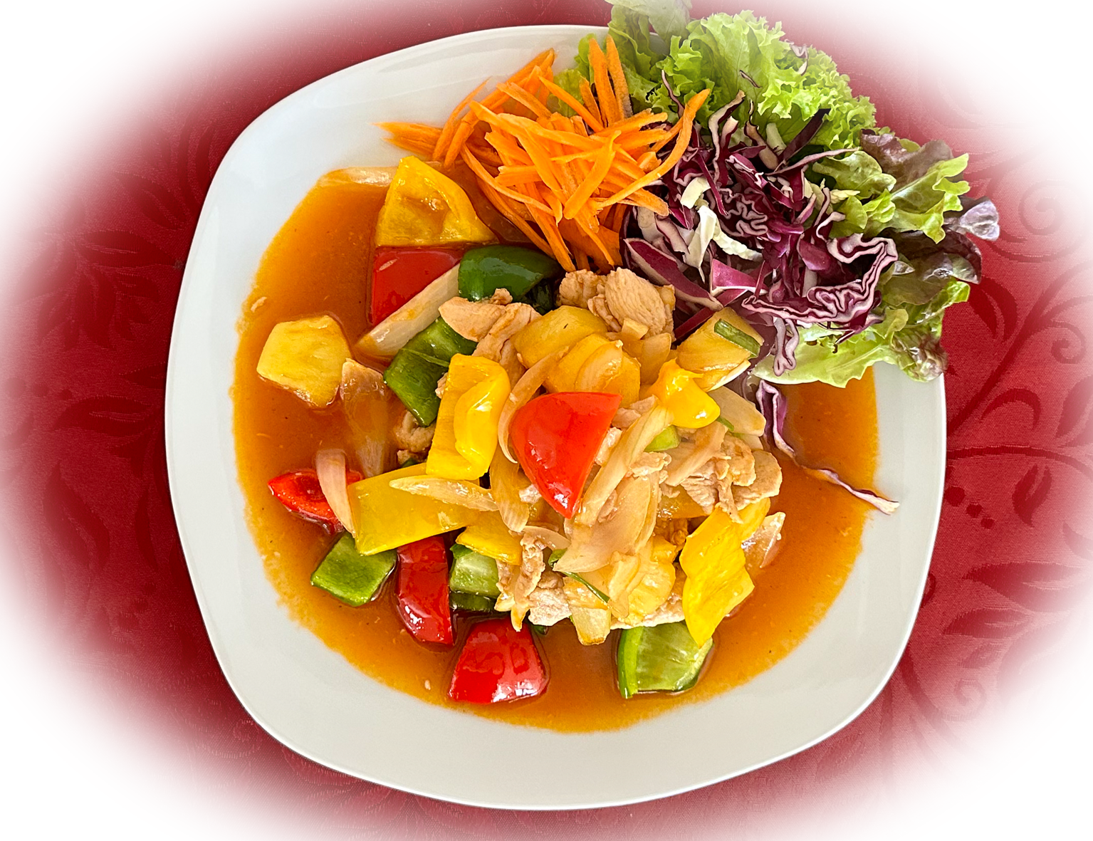 Pad Priau Wan ist ein köstliches thailändisches Gericht, das sautiertes Gemüse, zartes Poultefleisch