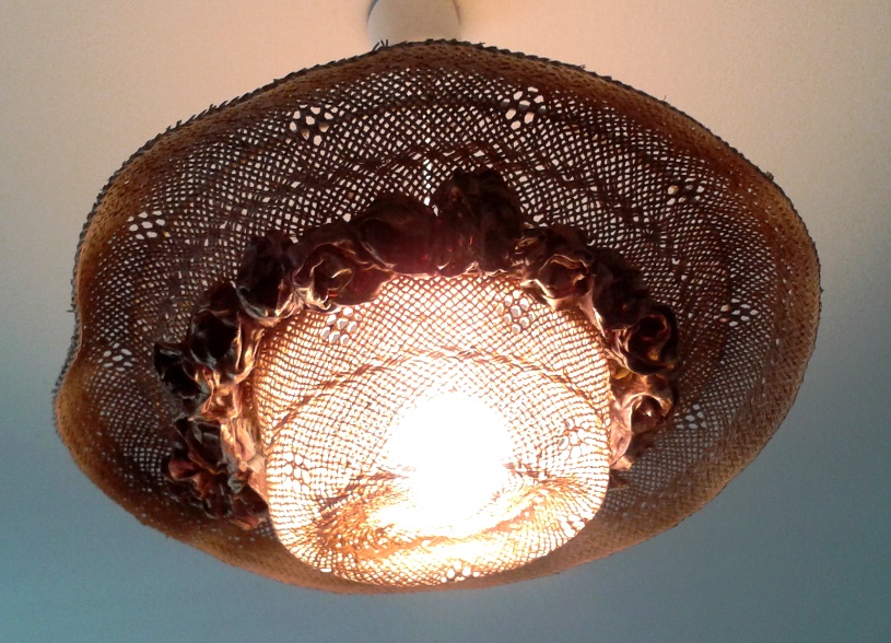 Lampe aus altem Strohhut