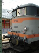 Lok 25192 (BoBo) umfährt soeben de eingefahrenen Zug