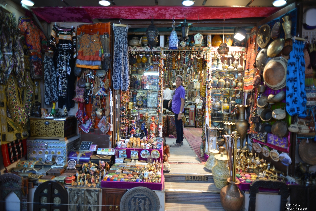 Ladengasse in der Altstadt von Muskat