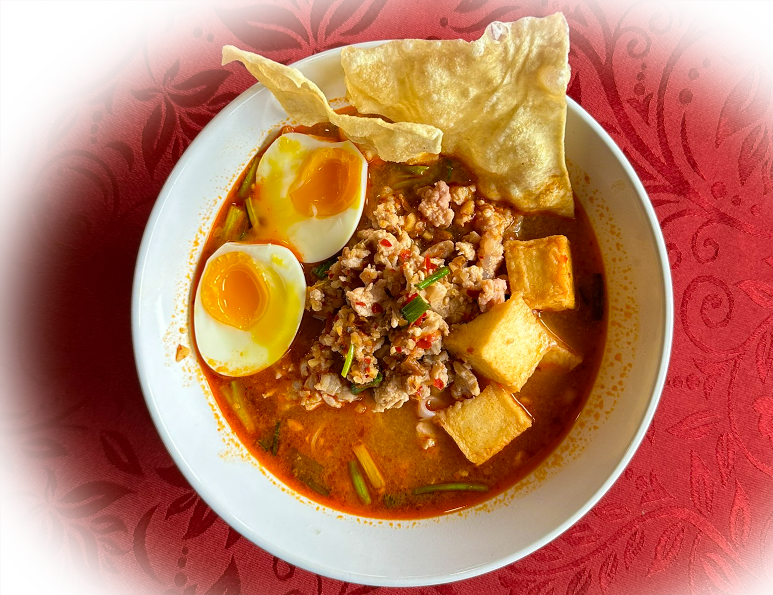 Guay Tiew Tom Yum ist ein thailändisches Nudelgericht, das auf der Basis einer würzigen und sauren T