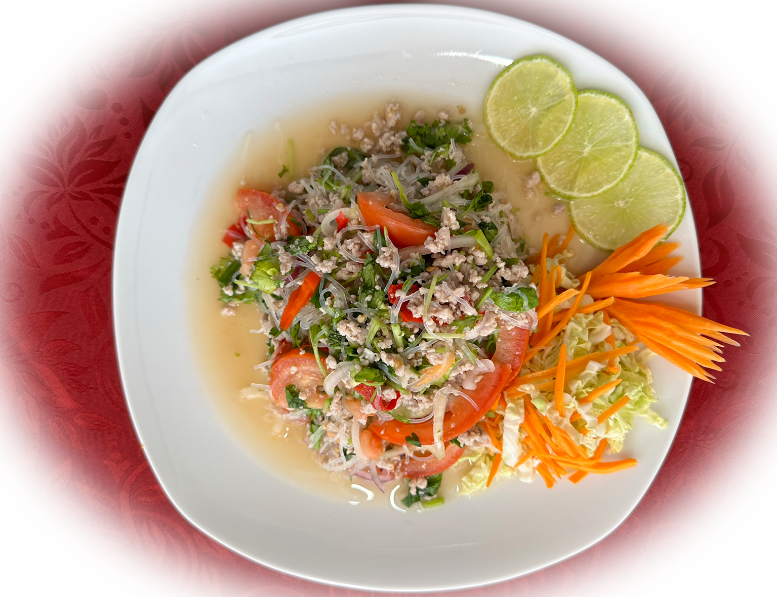 Yum Wun Sen ist ein leichter und erfrischender thailändischer Glasnudelsalat. Er kombiniert durchsic