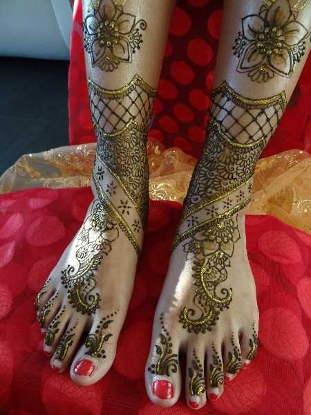 Bridal Henna auf Füssen in floraler und Netzoptik