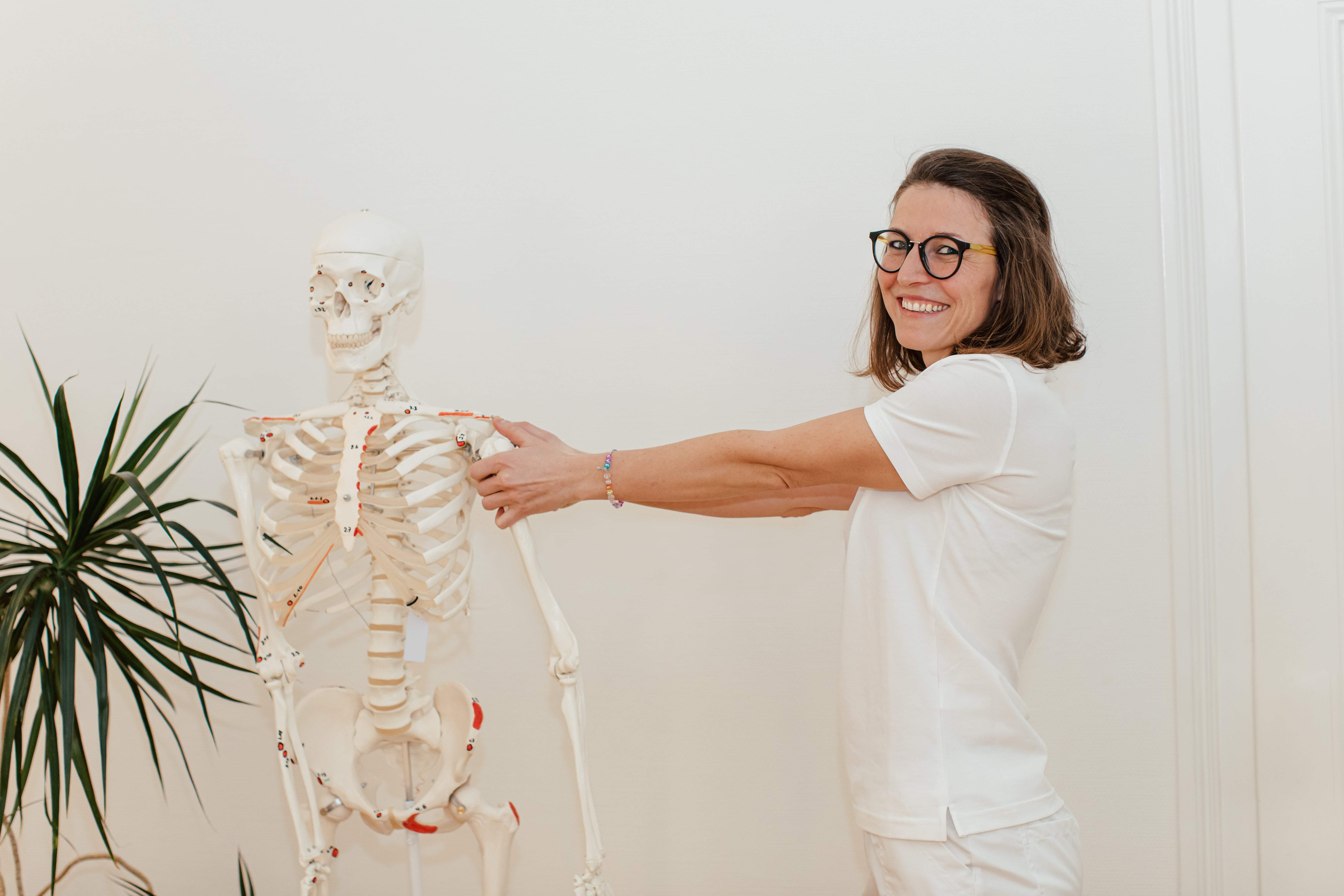 Osteopressur nach Liebscher & Bracht gezeigt am Skelett