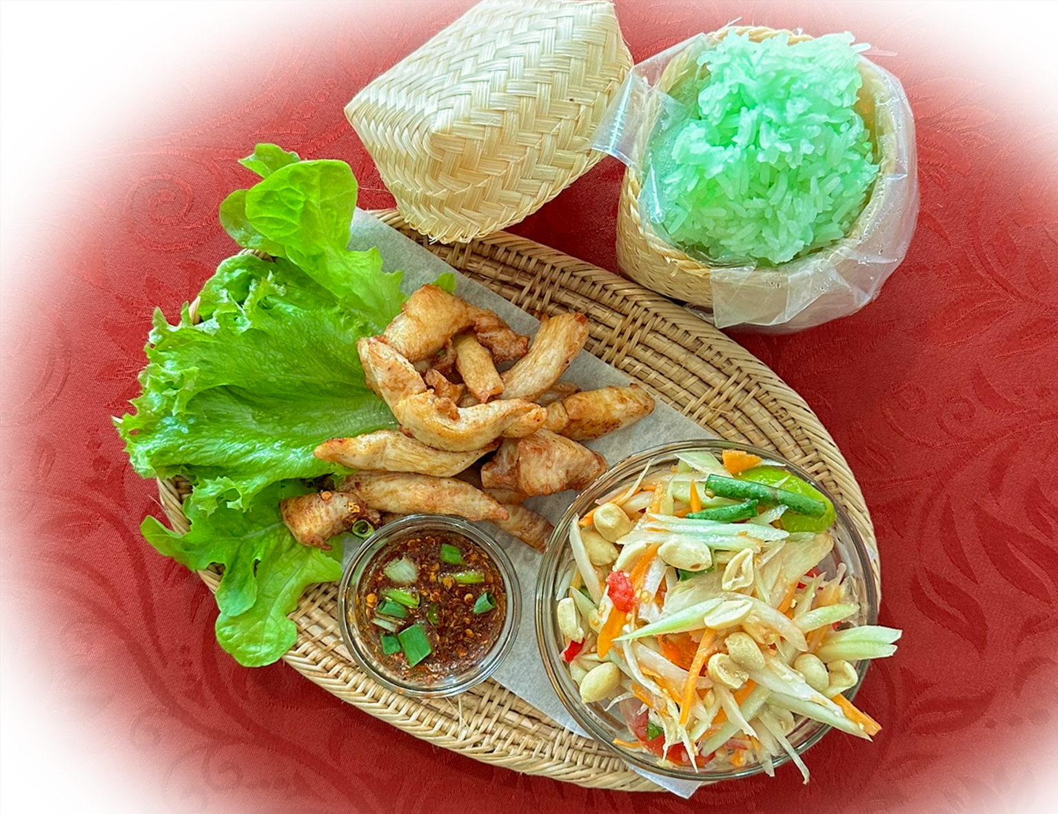 Diese Thai-Speise kombiniert aromatischen Klebreis mit knusprig frittiertem Hühnchen, dazu gibt es e
