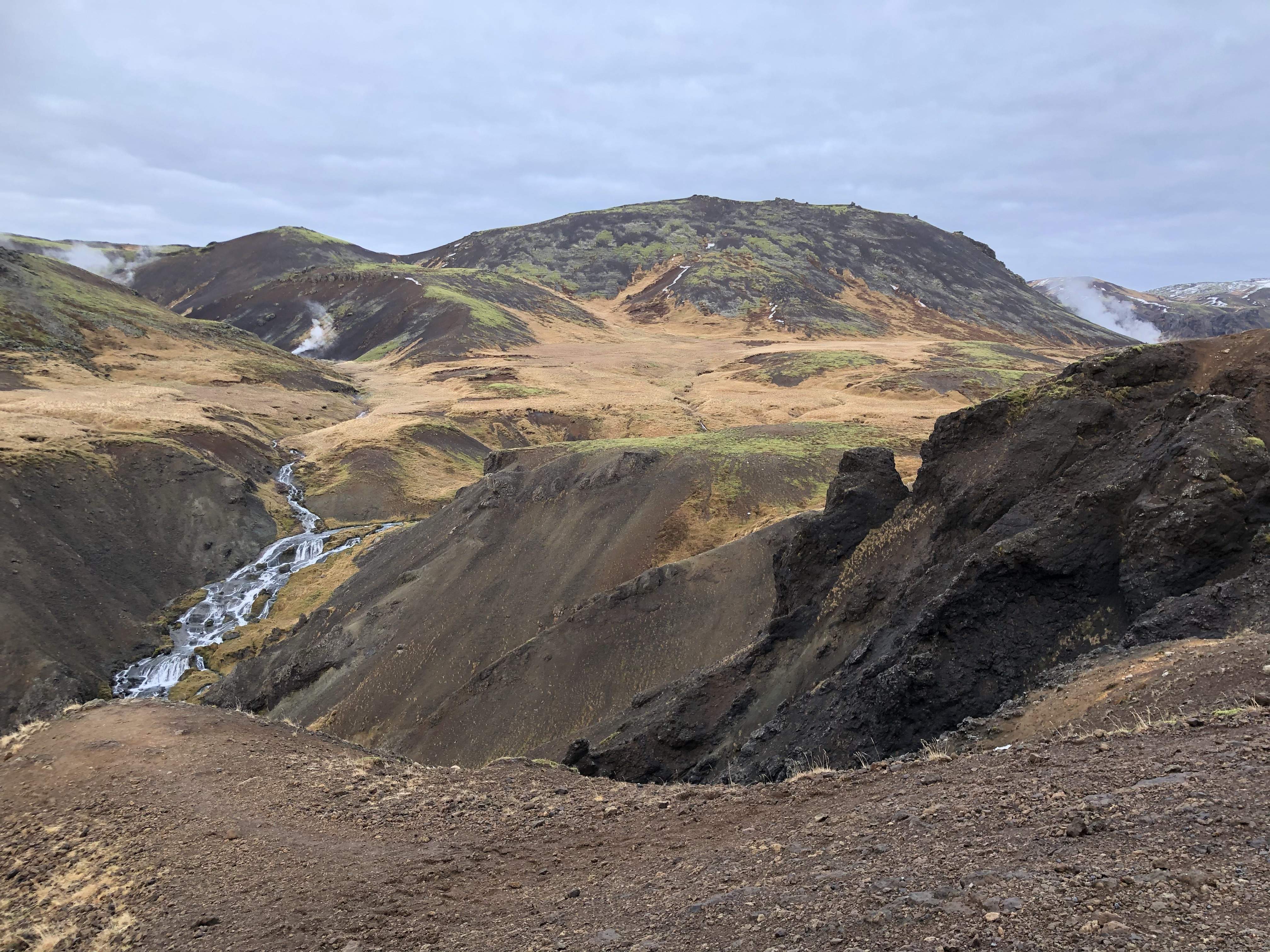 Auf dem Wanderweg zu den heissen Quellen ist eine eindrückliche Vulkanlandschaft.