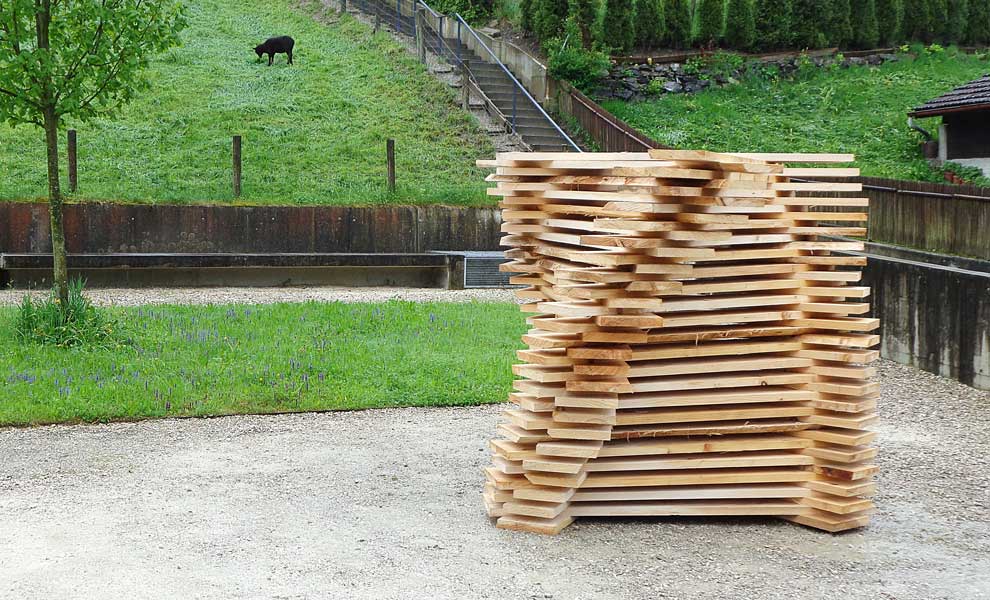 metamorphosis, 2013, 70 gesägte Tannenholzbretter, 210 x 200 x 200 cm