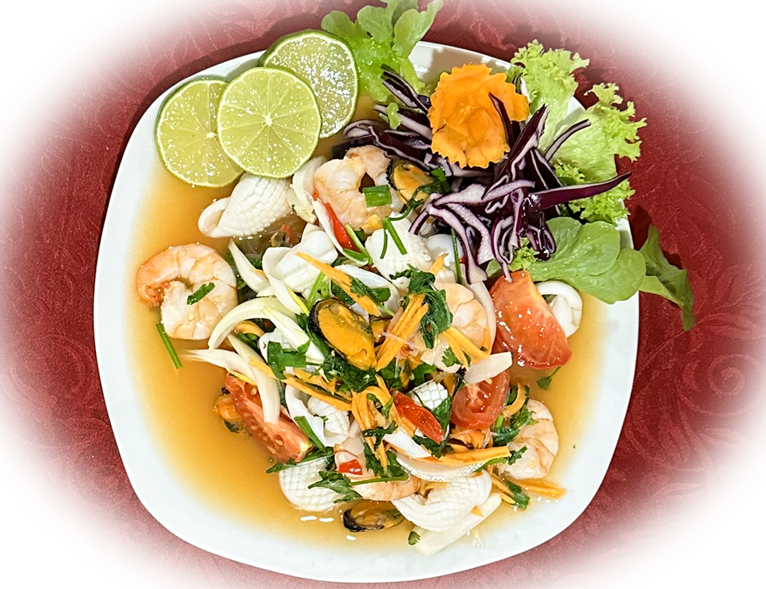 Yam Ruam ist ein köstlicher thailändischer Meeresfrüchtesalat, der eine vielfältige Auswahl an Meere