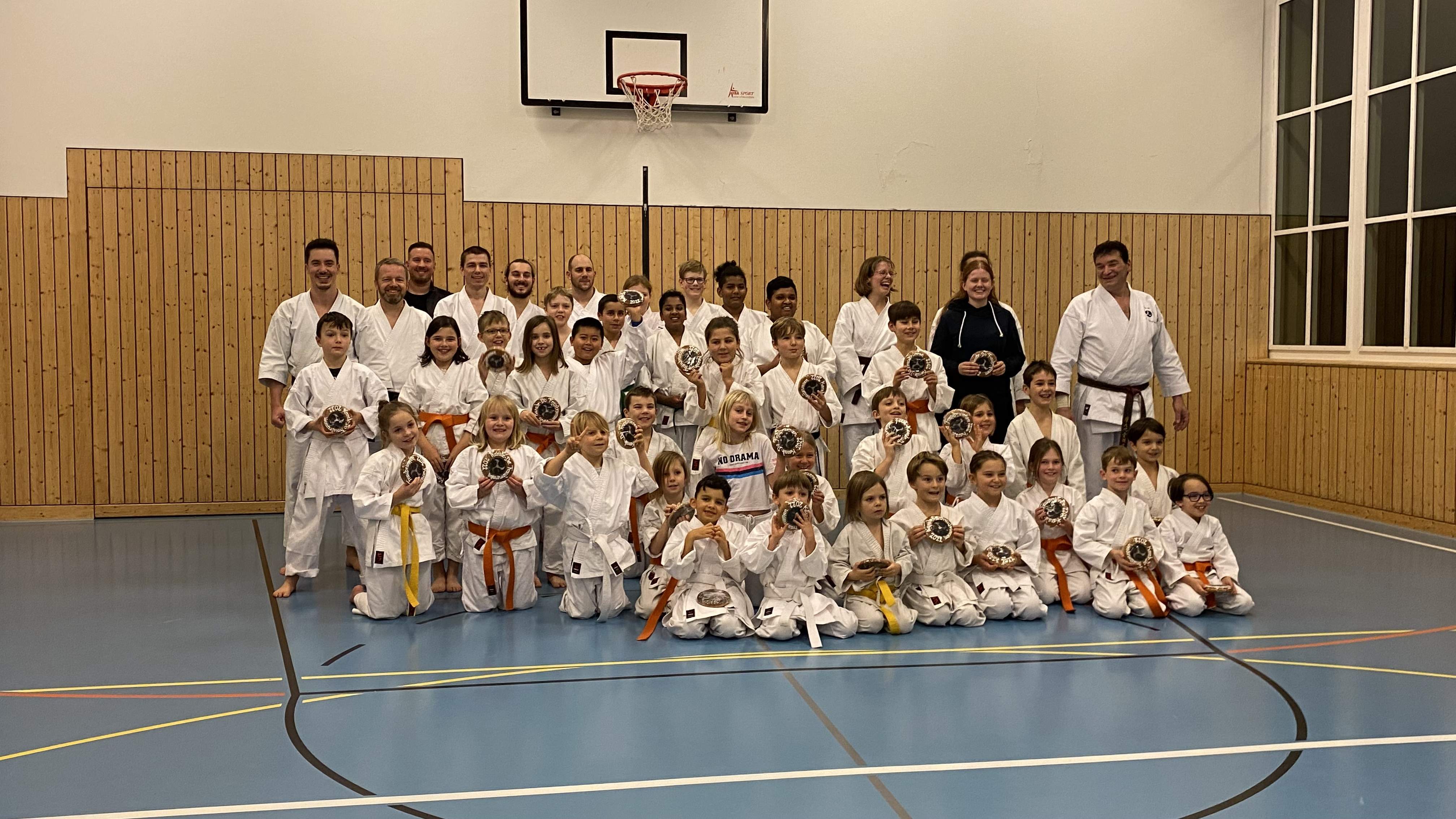 Karate-do Fraubrunnen Gruppenbild Kinder Erwachsene Jahresabschluss