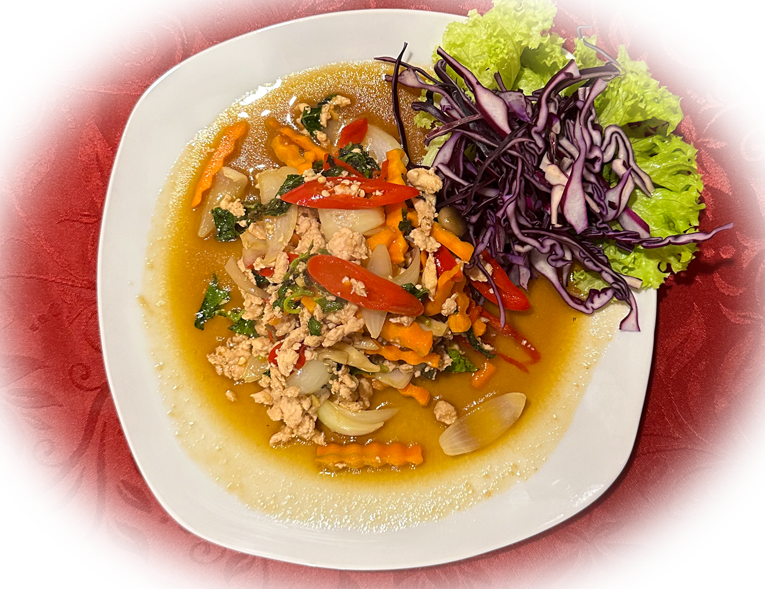 Ein köstliches thailändisches Gericht, bei dem zartes Fleisch mit frischem Basilikum in einer würzig
