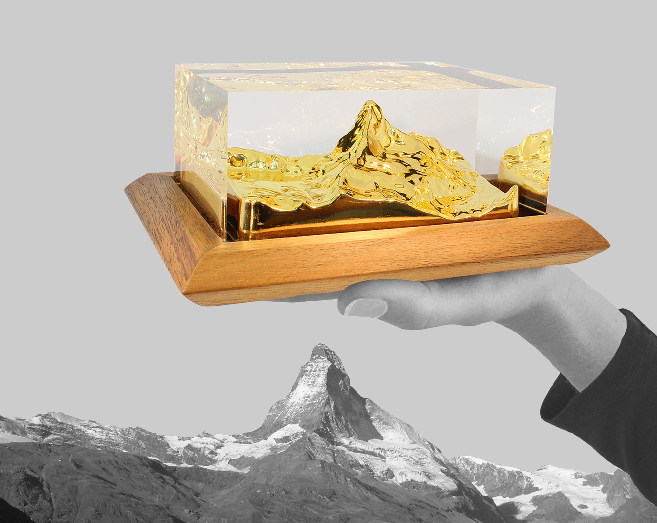24 Karat vergoldetes Matterhorn Modell auf Nussbaumsockel.  SMARKS® M2, maxi.
