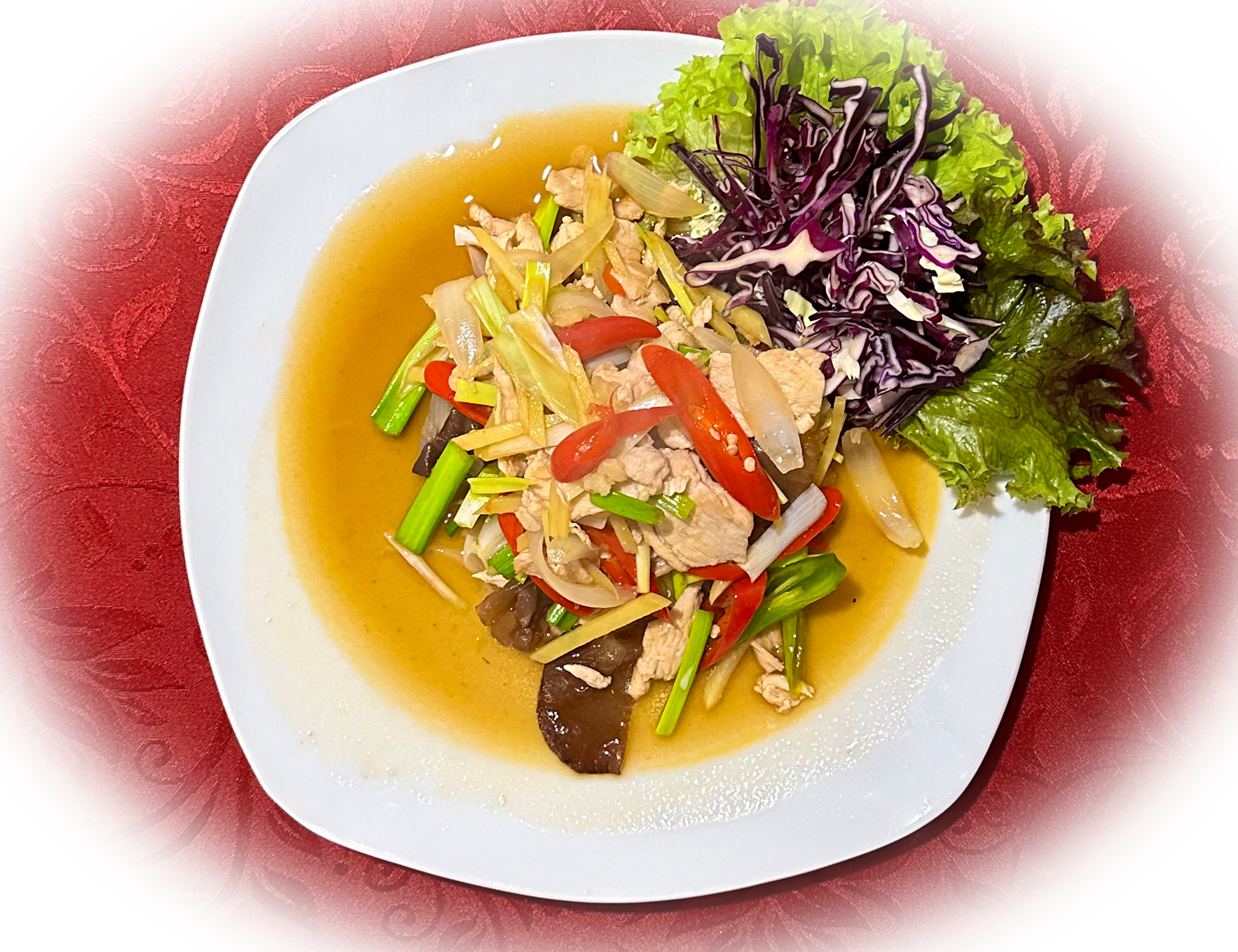 Ein aromatisches thailändisches Wok-Gericht, das zartes Gemüse, würzige Gewürze und Fleisch miteinan