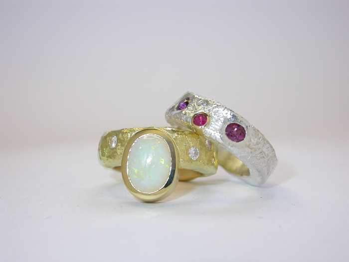 2 ringe in silber 925 und gelbgold 750, mit 1 opal, 7 brillanten, 2 rote safiren und 1 rubin