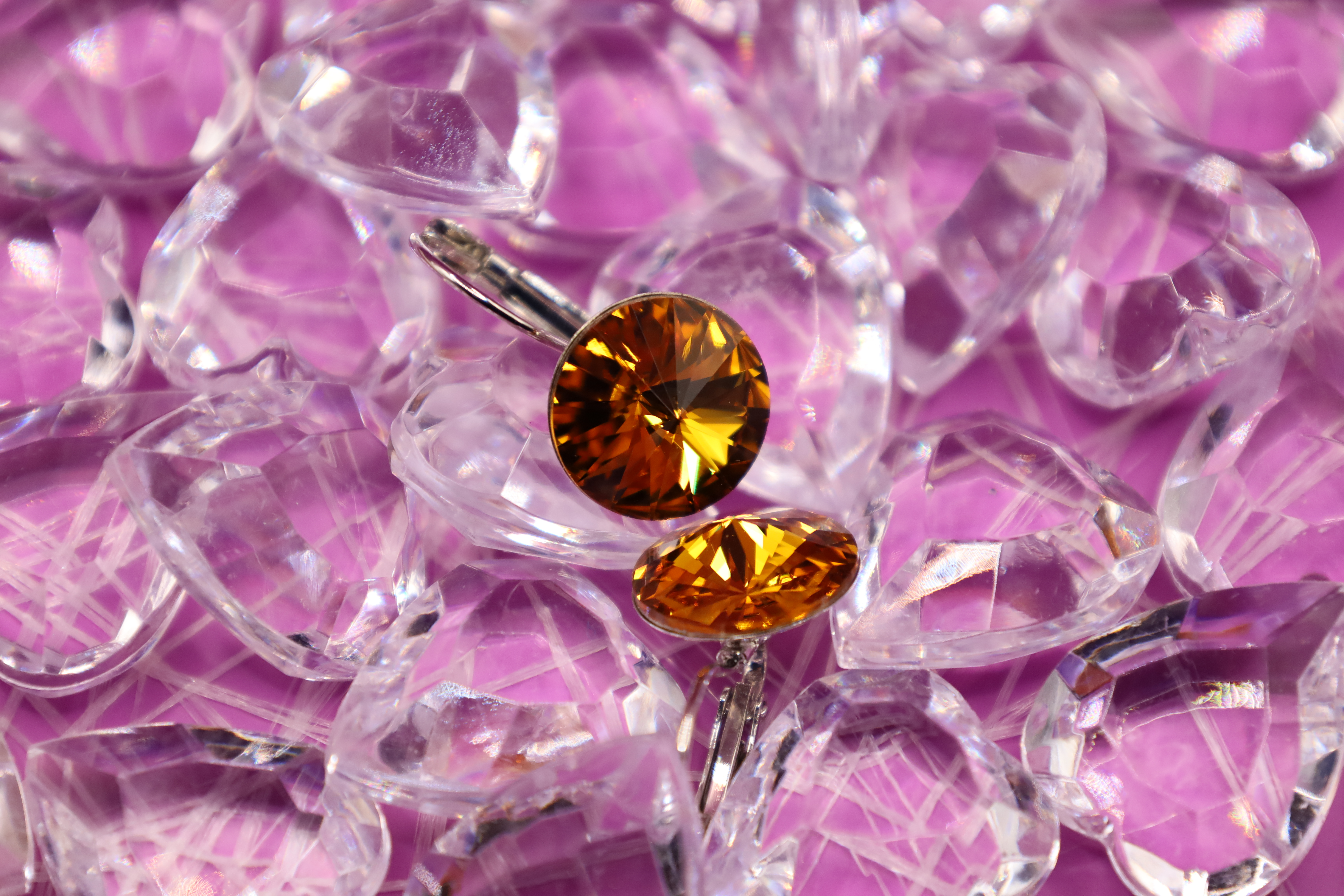 Ohrringe aus Edelstahl mit einem Swarovsky Kristall in strahlendem Goldbraun.