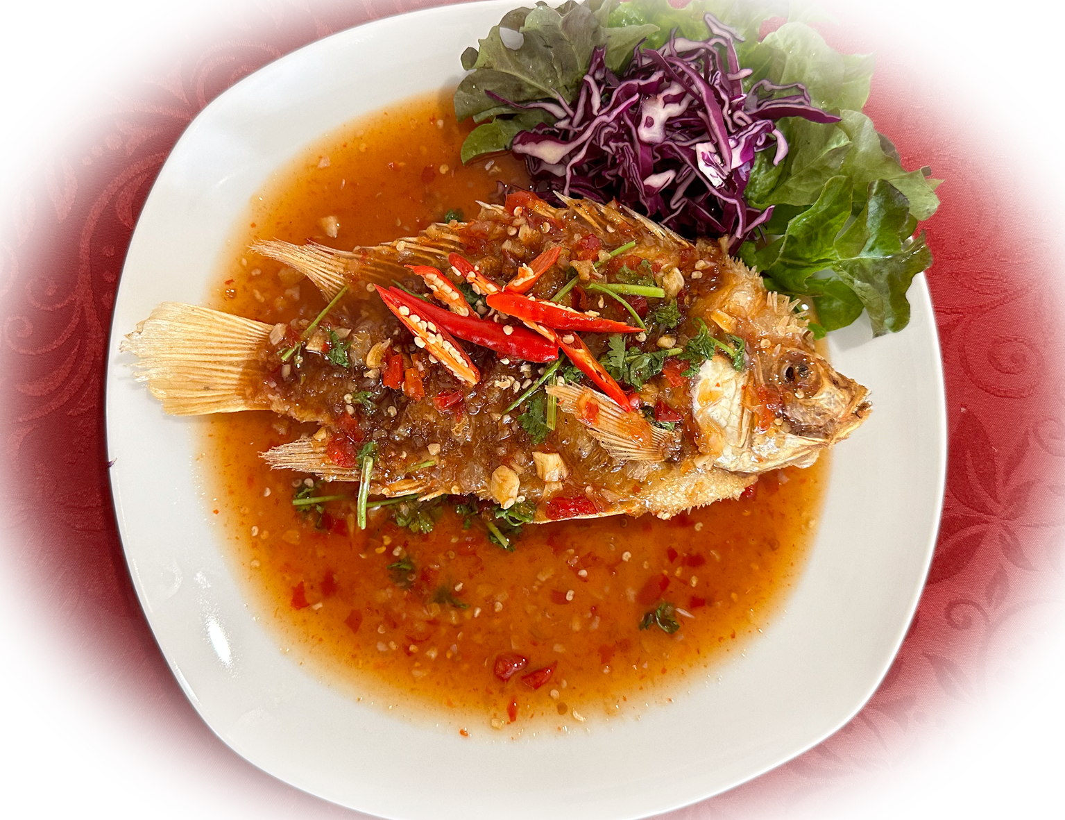 "Pla Rad Prik" ist ein klassisches thailändisches Gericht, mit gebratenen Fisch an scharfer süss-sau